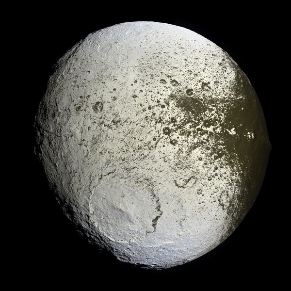 Saturn iapetus2 cassini big.jpg